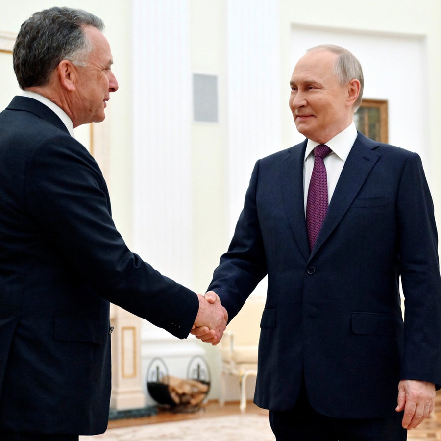 Der russische Präsident Wladimir Putin (rechts) und der Sondergesandte von US-Präsident Trump, Steve Witkoff (links), geben sich die Hand. © Pool Sputnik Kremlin/AP/dpa Foto: Kristina Kormilitsyna