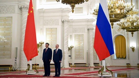 Der Präsident von Russland, Wladimir Putin (rechts), und der Präsident von China, Xi Jinping (links), stehen bei einer offiziellen Begrüßungszeremonie im Großen Kremlpalast. © Pool Sputnik Kremlin/AP/dpa Foto: Alexey Maishev