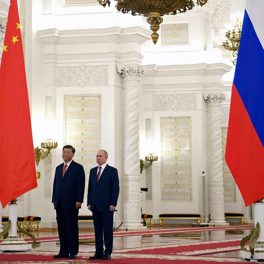 Der Präsident von Russland, Wladimir Putin (rechts), und der Präsident von China, Xi Jinping (links), stehen bei einer offiziellen Begrüßungszeremonie im Großen Kremlpalast. © Pool Sputnik Kremlin/AP/dpa Foto: Alexey Maishev