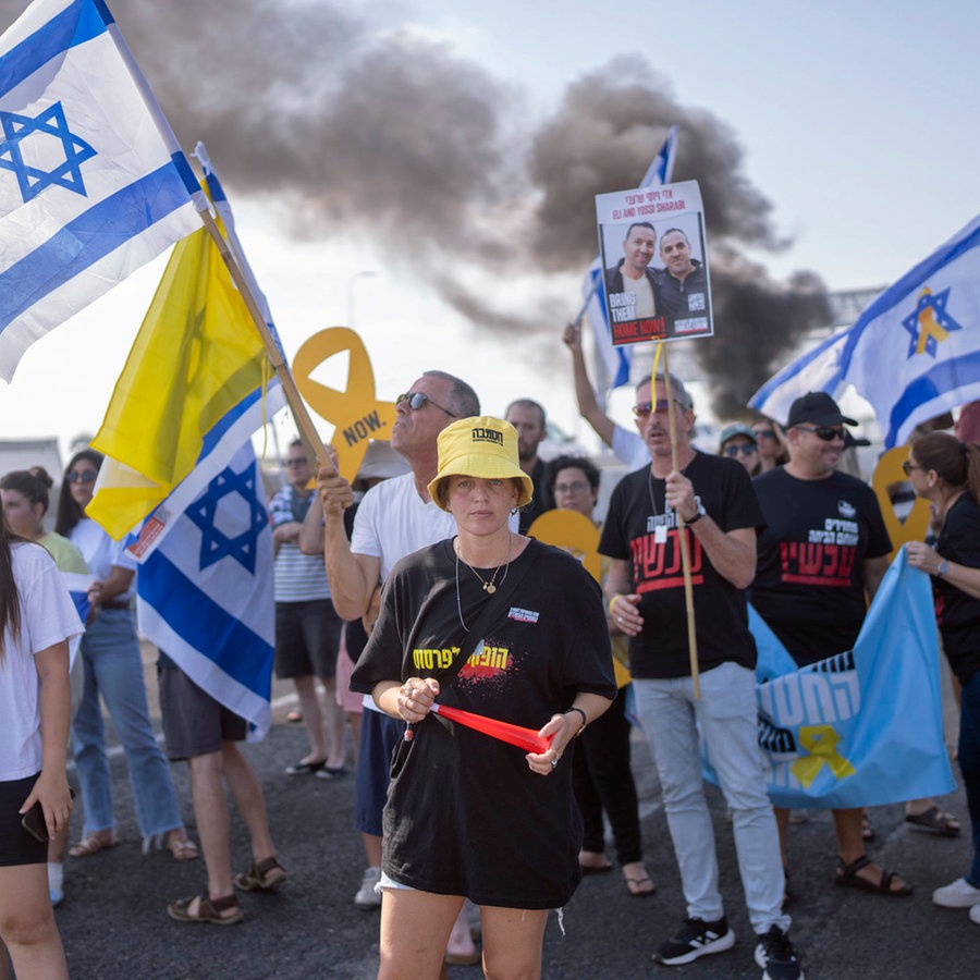 Angehörige, Freunde und Unterstützer der von der Hamas im Gazastreifen entführten israelischen Geiseln nehmen an einem Protest auf der israelischen Küstenstraße außerhalb des Kibbuz Yakum teil. © dpa Foto: Ilia Yefimovich
