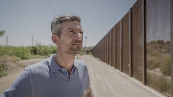 Ingo Zamperoni in Texas am Grenzzaun zu Mexiko bei Filmaufnahmen für seine Dokumentation. © NDR Foto: Martin Kobold