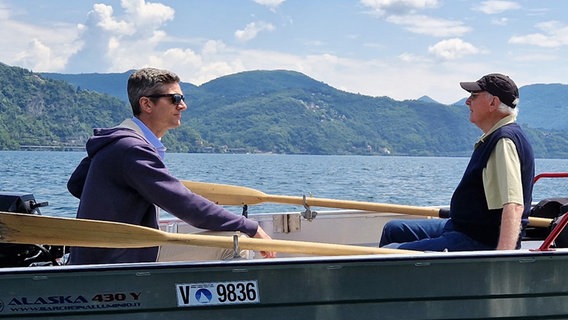 Ingo Zamperoni fährt mit seinem Vater über den Lago Maggiore. © NDR Foto: Daniela Agostini