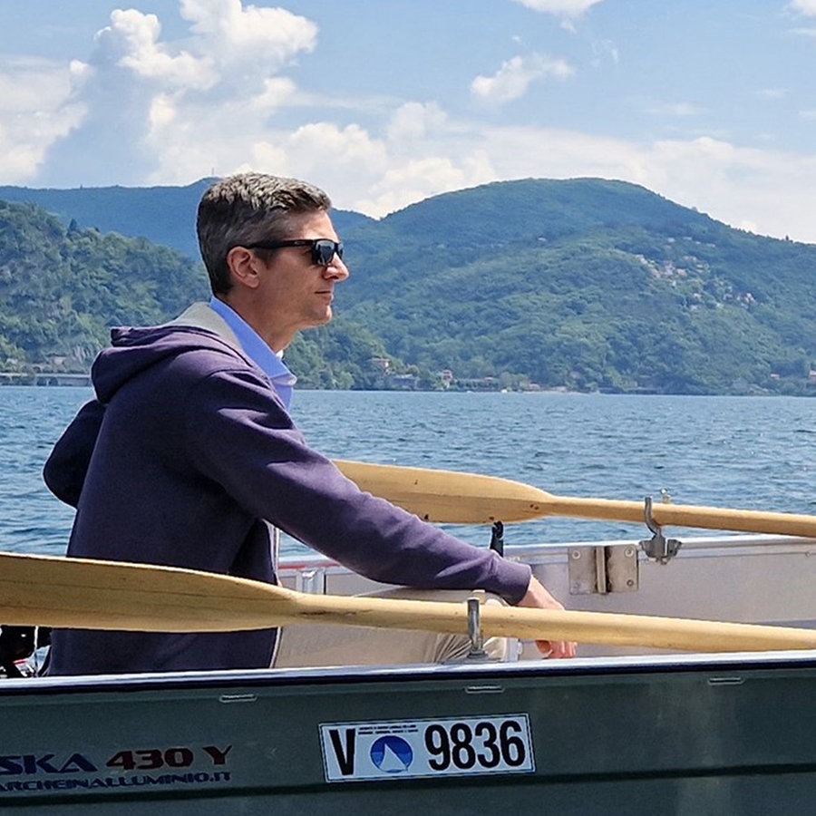 Ingo Zamperoni fährt mit seinem Vater über den Lago Maggiore. © NDR Foto: Daniela Agostini