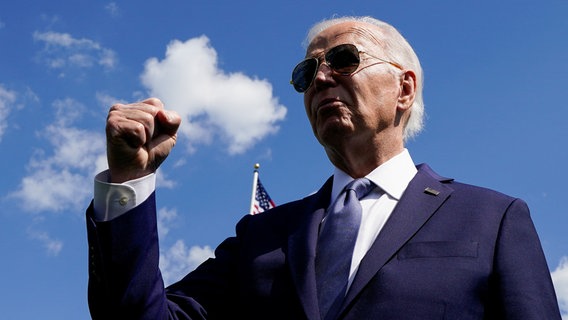 US-Präsident Joe Biden reckt die Faust in die Luft © Reuters Foto: Elizabeth Frantz