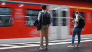 Zugreisende warten im Hauptbahnhof auf die Einfahrt einer S-Bahn © picture alliance/dpa | Arne Dedert Foto: Arne Dedert