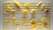Als Notenschlüssel geformte Nudeln © Fotolia.com Foto: Comugnero Silvana