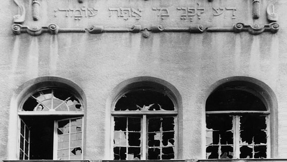 Die zerstörten Fenster der Kieler Synagoge nach der Reichspogromnacht 1938. Die zerstörten Fenster der Kieler Synagoge nach der Reichspogromnacht 1938. © dpa