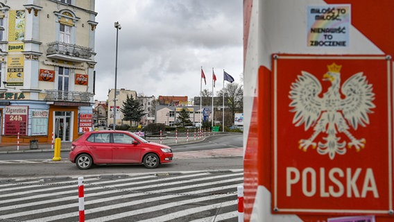 Ein Grenzpfeiler in den Nationalfarben Polens steht nahe dem Grenzübergang Stadtbrücke zwischen dem polnischen Slubice und Frankfurt (Oder) in Brandenburg. 