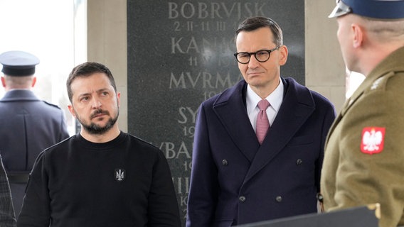 Ukraines Präsident Wolodymyr Selenskyj (l.) und Polens Ministerpräsident Mateusz Morawiecki bei einer Veranstaltung in Warschau im April 2023 © Czarek Sokolowski/AP/dpa Foto: Czarek Sokolowski/AP/dpa