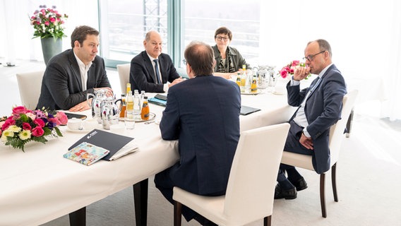 Bundeskanzler Olaf Scholz (SPD, 2.v.l.) unterhält sich im Bundeskanzleramt Lars Klingbeil (l-r), Vorsitzender der SPD, Alexander Dobrindt, Vorsitzender der CSU-Landesgruppe im Deutschen Bundestag, Saskia Esken, Vorsitzende der SPD, und Friedrich Merz, Vorsitzender der CDU, über die Ukraine-Politik in Vorbereitung auf die Sondertagung des Europäischen Rats. © Picture alliance Foto: Guido Bergmann
