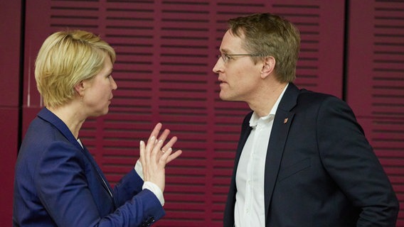 Manuela Schwesig (SPD) und Daniel Günther (CDU) diskutieren miteinander (21.02.2024) © dpa-Bildfunk Foto: Joerg Carstensen/dpa