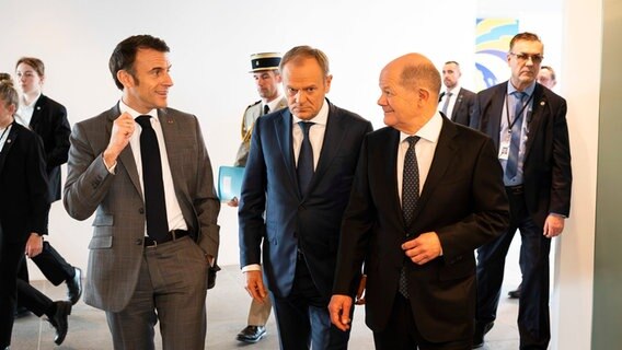 Emmanuel Macron, Präsident von Frankreich, Donald Tusk, Ministerpräsident von Polen und Olaf Scholz, Bundeskanzler von Deutschland (von links nach rechts) © dpa-Bildfunk Foto: Steffen Kugler/Bundesregierung/dpa