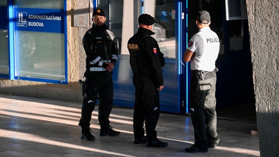 Polizisten stehen vor einem Krankenhaus in der Slowakei. © Denes Erdos/AP/dpa 