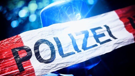 Polizei-Absperrband und Blaulicht, Symbolfoto Polizeieinsatz © picture alliance Foto: Christian Ohde