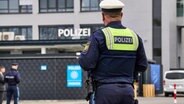 Ein Polizist in Uniform steht vor der neuen Polizeiinspektion Augsburg Os © picture alliance / CHROMORANGE | Michael Bihlmayer Foto: Michael Bihlmayer