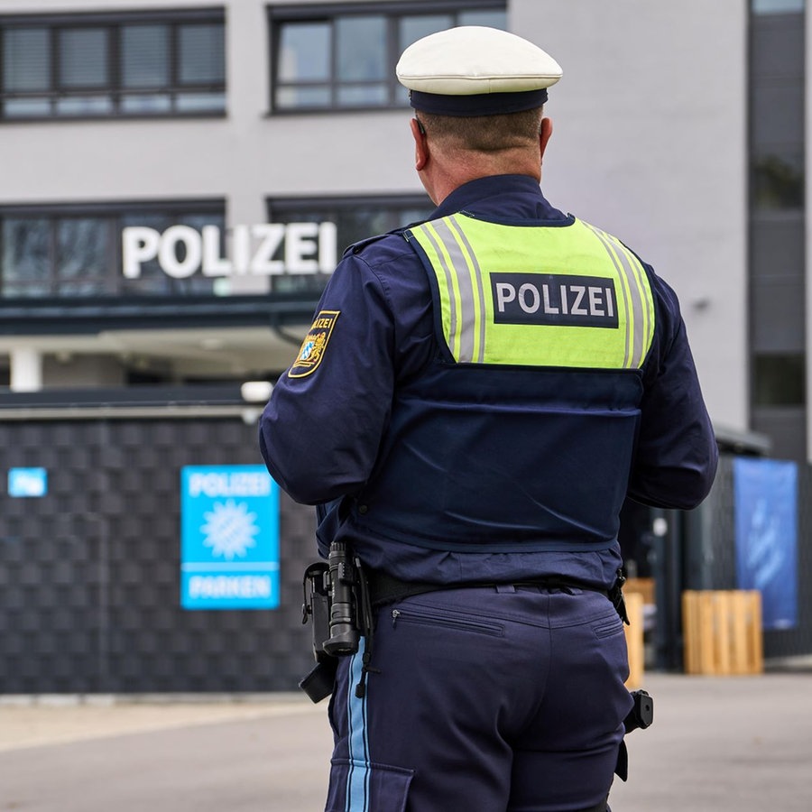 Ein Polizist in Uniform steht vor der neuen Polizeiinspektion Augsburg Os © picture alliance / CHROMORANGE | Michael Bihlmayer Foto: Michael Bihlmayer