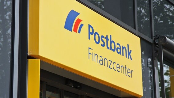Der Eingang eines Postbank Finanzcenters. © picture alliance / Eibner-Pressefoto | Fleig / Eibner-Pressefoto 