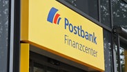 Der Eingang eines Postbank Finanzcenters. © picture alliance / Eibner-Pressefoto | Fleig / Eibner-Pressefoto 