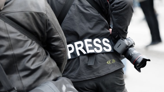 Ein Fotoreporter trägt auf einer Demonstration einen Aufnäher mit dem Text «PRESS» auf seiner Jacke © dpa Bildfunk Foto: Markus Scholz