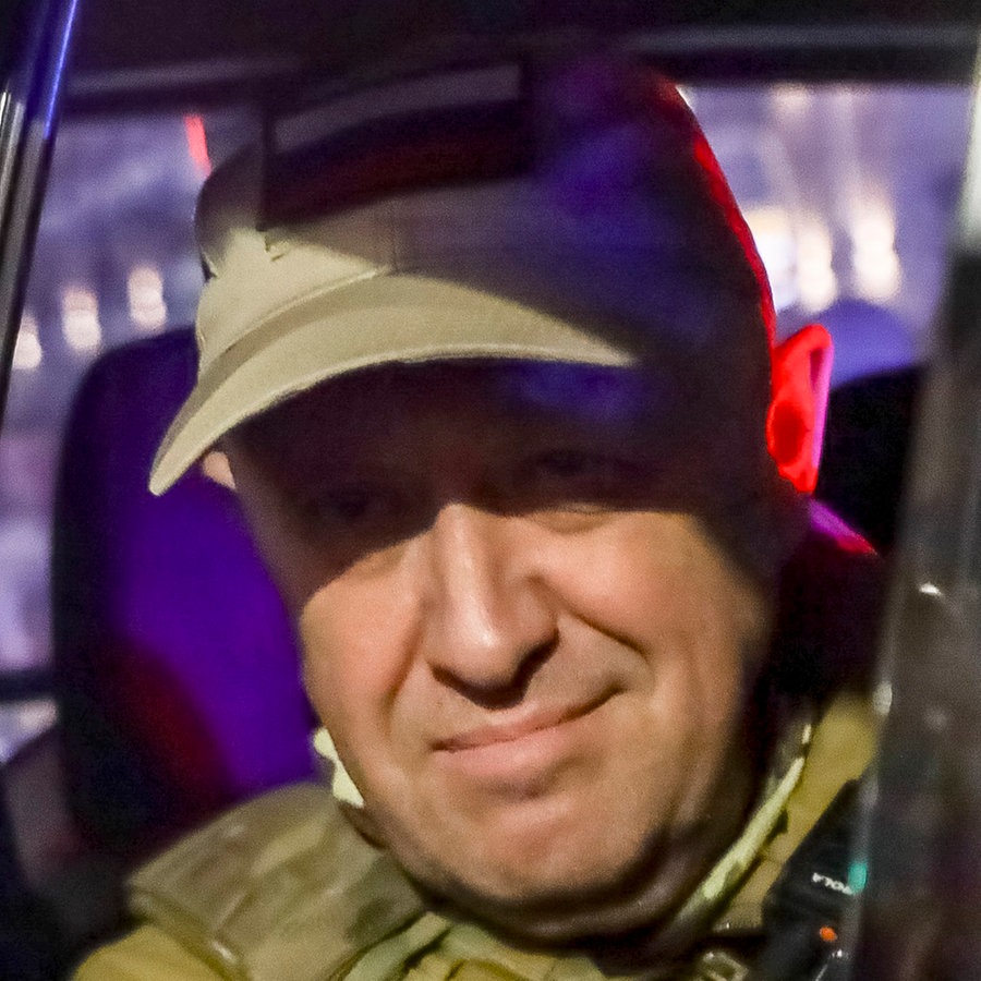 Jewgeni Prigoschin, der Eigentümer des Militärunternehmens Wagner Group, blickt aus einem Militärfahrzeug auf einer Straße in Rostow am Don in Russland. © AP/dpa 