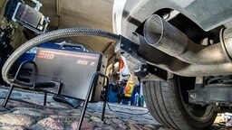 Ein Messschlauch eines Gerätes zur Abgasuntersuchung für Dieselmotoren steckt im Auspuffrohr eines VW Golf TDI. © dpa bildfunk Foto: Patrick Pleul
