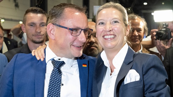 Tino Chrupalla (links) und Alice Weidel (rechts) wurden beim Parteitag in Riesa (Sachsen) zu neuen Parteivorsitzenden gewählt. © dpa Foto: Sebastian Kahnert