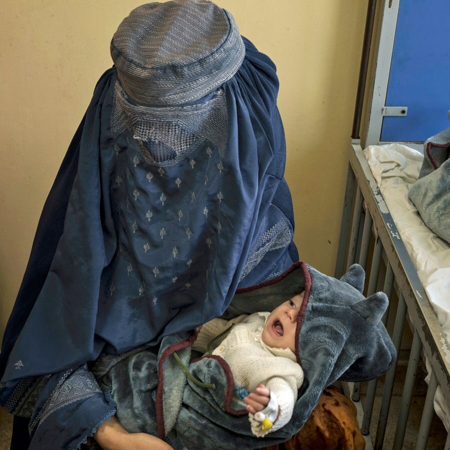 Eine Frau hält ein Baby in der Unterernährungsstation des Hospitals auf dem Arm. © dpa/AP Foto: Felipe Dana