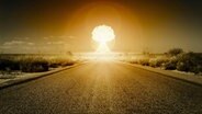 Explosion einer Atombombe am Ende einer langen Strasse (Collage). © blickwinkel/McPHOTO/M. Gann Foto: M. Gann