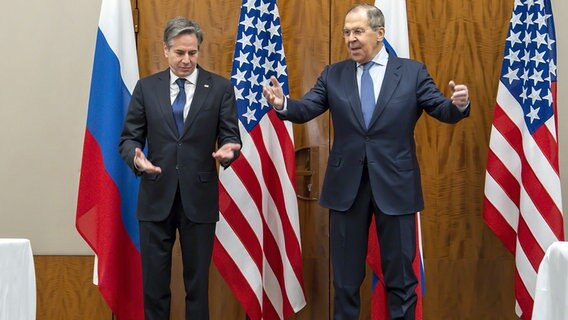 Antony Blinken (links), Aussenminister der USA, und Sergei Lawrow (rechts), Aussenminister von Rußland, nehmen in Genf an Gesprächen über die zunehmenden Spannungen in der Ukraine teil. © KEYSTONE/dpa Foto: Martial Trezzini