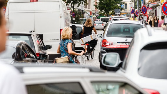 Viel Auto- und Fahrradverkehr auf einer Straße. © dpa picture alliance Foto: Markus Scholz