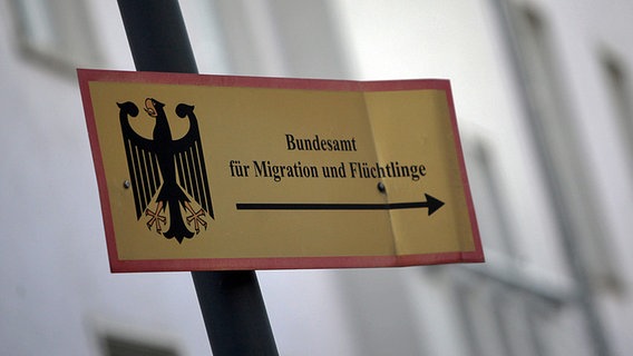 Die Gebäude und Hinweis-Schilder des Bundesamts für Migration und Flüchtlinge (BAMF) auf dem Areal der Einrichtung in Trier (Rheinland-Pfalz). © dpa bildfunk Foto: Frederik von Erichsen