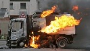 Ein brennender Lastwagen auf den Straßen von Belfast. © picture-alliance/ dpa 