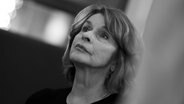 Schauspielerin Senta Berger schaut nach oben © Imago Foto: Seeliger