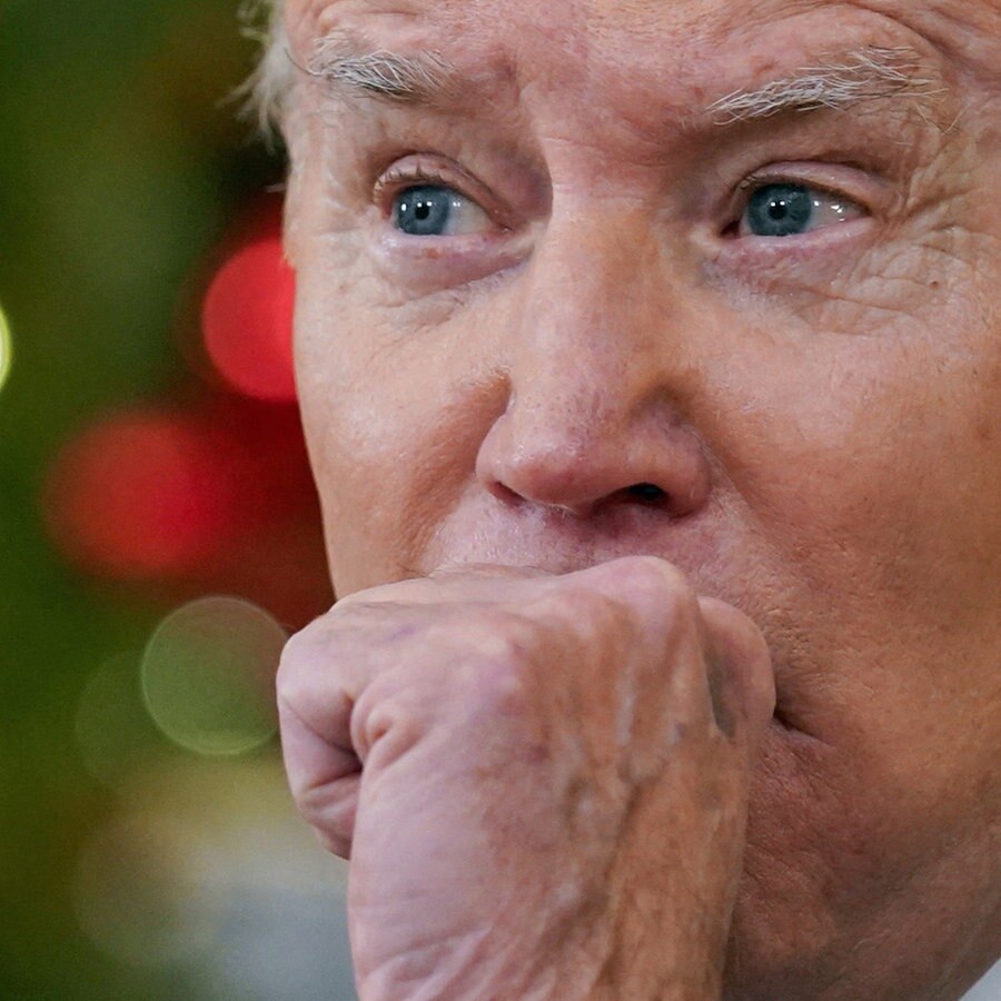 Ein Porträtbild von dem US-Präsidenten Joe Biden zeigt ihn sehr nachdenklich. © Reuters Foto: Kevin Lamarque