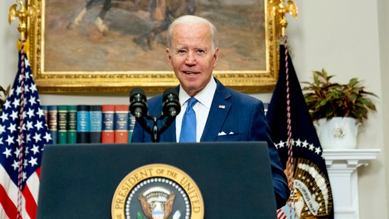 Joe Biden, Präsident der USA, steht im Roosevelt Room des Weißen Hauses an einem Rednerpult. © AP/dpa Foto: Andrew Harnik