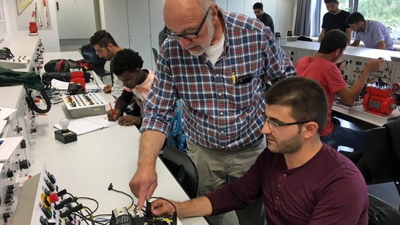 Der pensionierte Berufsschullehrer Helmut Braasch hat das Integrationsprojekt Elektrotechnik (IPET) in Lübeck gegründet. (Hier zusammen mit Khaled Hejaizi) Der pensionierte Berufsschullehrer Helmut Braasch hat das Integrationsprojekt Elektrotechnik (IPET) in Lübeck gegründet. (Hier zusammen mit Khaled Hejaizi) © NDR Foto: Ines Burckhardt