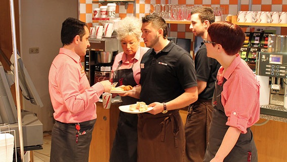 In einem Bäckerei-Geschäft stehen mehrere Verkäufer vor dem Ladentresen. © NDR Foto: Lisa-Maria Hagen