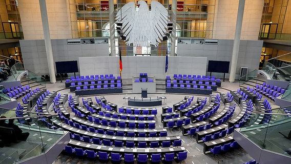 Ein Blick von oben auf den leeren Plenarsaal des Deutschen Bundestages im Reichstag. © dpa Foto: Kay Nietfeld