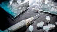 Die Droge Crystal Meth, Symbolbild mit einer Spritze und Tütchen mit der Droge auf einem Tisch liegend. © dpa picture alliance Foto: CHROMORANGE / Christian Ohde