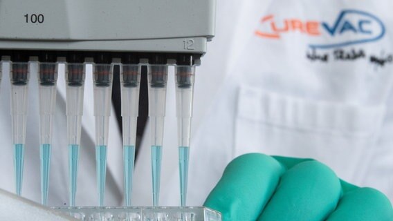 Ein Mann pipettiert in einem Labor des biopharmazeutischen Unternehmens Curevac eine blaue Flüssigkeit. © dpa-Bildfunk Foto: Sebastian Gollnow, dpa
