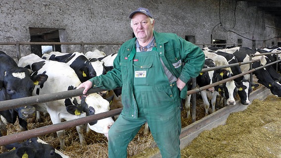 Milchviehhalter Wilhelm Dabelstein in seinem Kuhstall © NDR Info Foto: Bettina Less