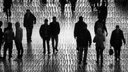 Symbolbild zum Datenschutzgesetz der EU Europäischen Union Silhouetten von Personen mit Binär Zahlencode © picture alliance/chromorange Foto: Ralph Peters