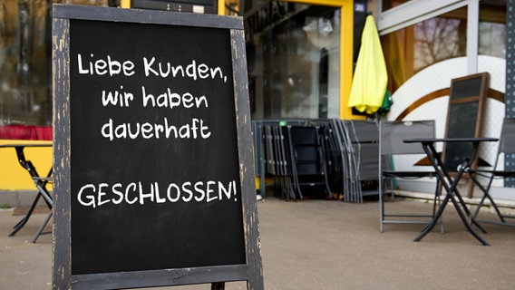 Ein Schild vor einem Restaurant mit Aufschrift: Liebe Kunden, wir haben dauerhaft geschlossen! © picture alliance / CHROMORANGE | Foto: Michael Bihlmayer