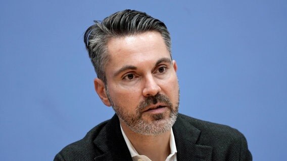 Ein Portraitbild des ehemalige Bundestagsabgeordneten Fabio De Masi (Die Linke) in der Bundespressekonferenz. © Flashpic Foto: Jens Krick