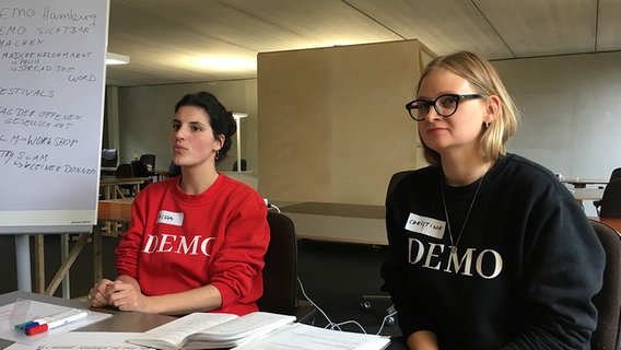 Aicha Reh und Christina Holzum von DEMO bei einer Besprechung der Bewegung. © NDR Foto: Bettina Less