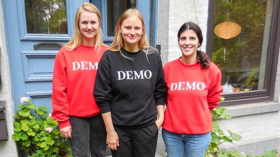 Aicha Reh, Christina Holzum und eine weitere Mitstreiterin (v. r. n. l.) von DEMO Hamburg © NDR Foto: Marc-Oliver Rehrmann