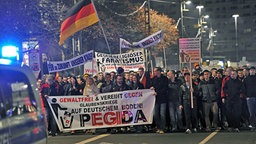 Tausende Demonstranten laufen am 17.11.2014 in Dresden (Sachsen) durch die Innenstadt. Sie folgen einem Aufruf der Initiative "Patriotische Europäer gegen die Islamisierung des Abendlandes"(PEGIDA). © dpa picture alliance Foto: Matthias Hiekel