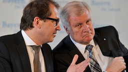 Die CSU-Politiker Alexander Dobrindt (l.) und Horst Seehofer sitzen an einem Tisch nebeneinander. © dpa picture alliance Foto: Frank Hoermann