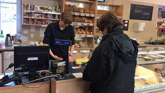 Eine Kundin und die Kassiererin im Dorfladen in Bolzum. © NDR Foto: Elise Landschek