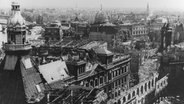 Blick auf das in der Nacht vom 13. auf den 14. Februar 1945 fast völlig zerstörte Stadtzentrum von Dresden (undatierte Aufnahme). © dpa picture alliance Foto: Gutbrod